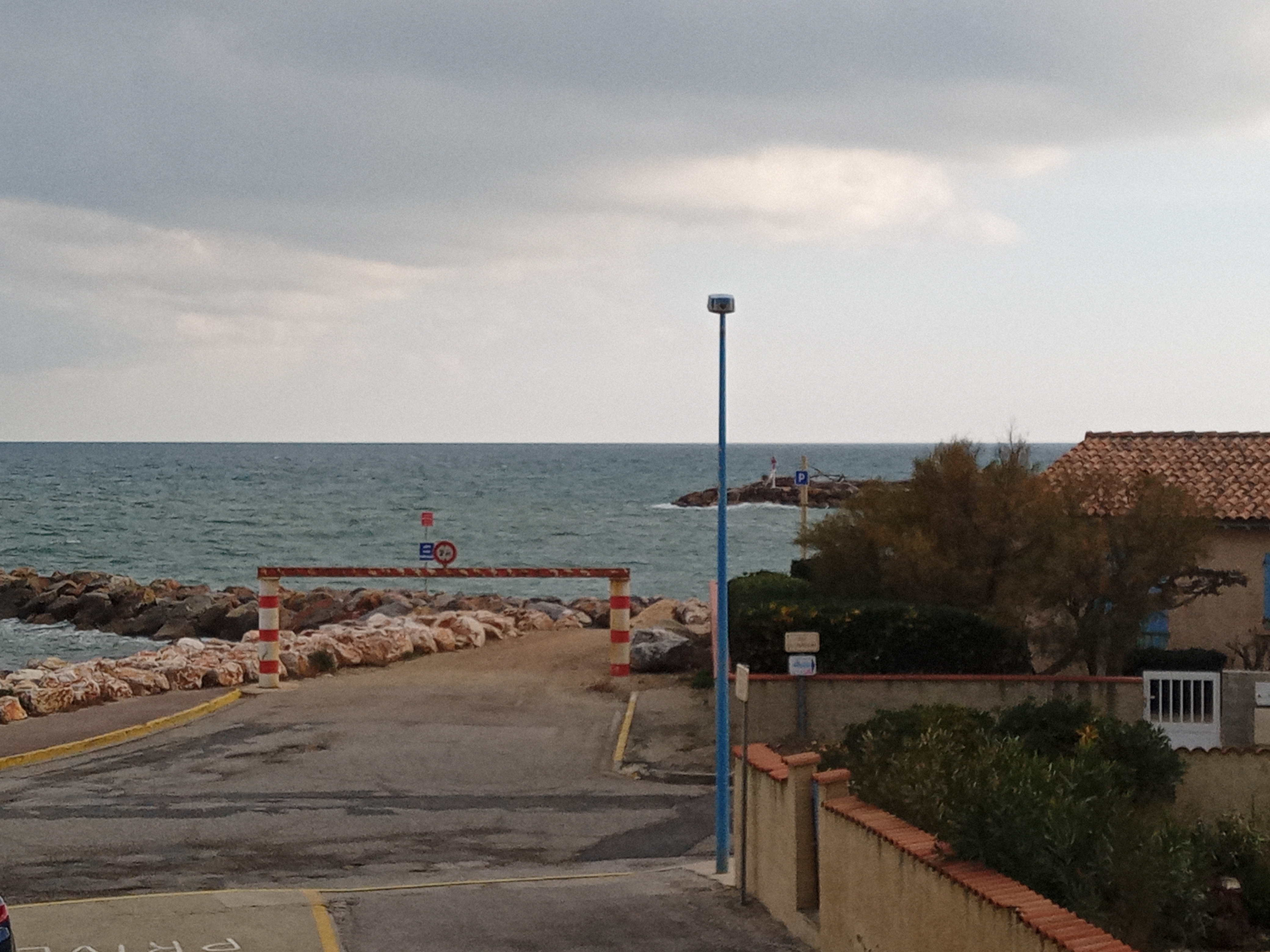 vente A Sainte Marie La Mer, face à la plage studio avec garage
